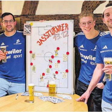 Jassend ins Trainingslager - Das OK des Jassturniers und gleichzeitig alles Spieler des FC Sarmenstorf. Von links: Fabian Stutz, Denis Dubler, Pascal Lindenmann und Yannik Hubel. Bild: zg