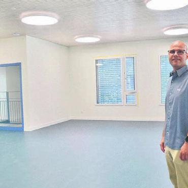 Schulbauten vor dem Bezug - Daniel Minikus im neuen Raum des aufgestockten Kindergartens.