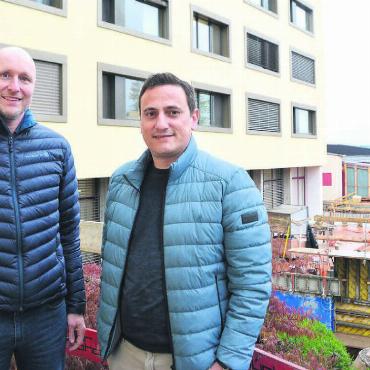 Damit es noch runder läuft - Baukommissionspräsident Peter Mäder (links) und Vereinspräsident Luca Penta freuen sich über den Baufortschritt beim Solino in Boswil. Bild: Annemarie Keusch