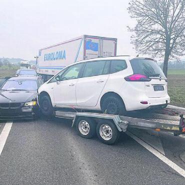 Beladener Anhänger löst sich - Zum Glück nicht mehr passiert. Bei diesem Unfall gab es eine leichtverletzte Mitfahrerin und Sachschaden. Bild: pz