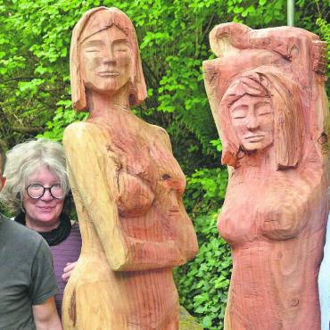 Aus dem Moment heraus - Petra Hochstrasser (rechts) freut sich, ihre Werke im «pot au feu» von Anna Stöcklin und Martin Hufschmid ausstellen zu dürfen. Bild: Roger Wetli