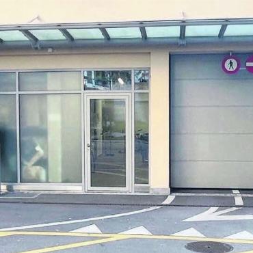 Aufenthaltsqualität bewahrt - Ein Unding wurde verhindert: Auf kurzer Distanz wären (v. l.) der Eingang zur Migros, der Eingang zum Treppenhaus mit Wohnungen, die Ausfahrt aus der Tiefgarage sowie die Einfahrt in Migros- und «Ahornpark»-Garage entstanden. Gegen diese Dichte auf wenigen Metern wehrten sich die Anwohner erfolgreich. Bild: dm