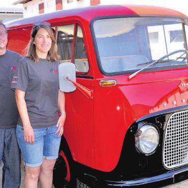 Ein Teil der Ortsgeschichte - Vor dem Abschluss der Restaurierung: Pirmin Imboden und Jolanda Hofmann mit dem Waltenschwiler Ford Taunus. Bild: Thomas Stöckli