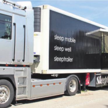 Alpenhüttenflair auf Rädern - Ein Polterabend am See – mit dem Sleeptrailer kein Problem. Bild: mo