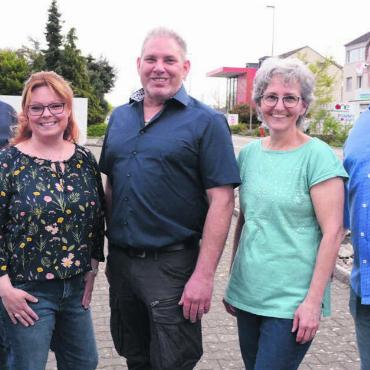 Aus Liebe zum Dorf - Jetzt ist der Niederwiler Gemeinderat wieder komplett (von links): Gemeindeammann Norbert Ender, Martina Balmer, der neu gewählte Lukas Vock, Vizeammann Cornelia Stutz und Daniel Pietsch. Bilder: Chregi Hansen