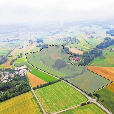 Kurze Wege für hiesigen Aushub - Der Gestaltungsplanperimeter für die Aushubdeponie «Höll» auf dem Gemeindegebiet von Boswil und Kallern. Im Vordergrund die direkte Anbindung ab der Kantonsstrasse über die Höllstrasse, links die Kartbahn Wohlen. Bildmontage: zg