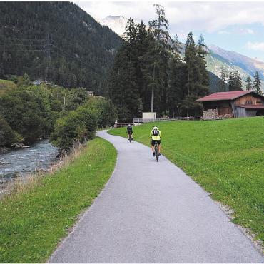 Erste Herausforderung gemeistert - Die Teilnehmer erwartet eine anspruchsvolle Tour ans Meer – aber mit schönen Ausblicken wie hier. Bild: zg