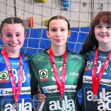 Trainerfuchs und Talente - Die drei Freiämterinnen der U18 des LK Zug. Von links: Shirin Deflorin (Wohlen), Soe Eichenberger (Waltenschwil) und Noemi Keller (Berikon). Bild: zg