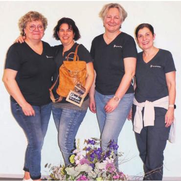 Emotionaler Abschied - Der Vorstand nimmt Abschied von der scheidenden Präsidentin (von links) Andrea Zubler, Daniela Strebel (abtretende Präsidentin), Nicole Salm (neue Präsidentin) und Susi Tschumi. Es fehlt Conni Hubel. Bild: zg