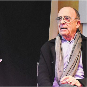 Grosser Mann in kleinen Rollen - Schauspieler, Sprecher und Regisseur Peter Fischli stellt sich den Fragen von Josefine Krumm von Alpinitkultur, eingefädelt. Bilder: Monica Rast