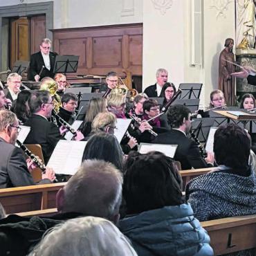Schlittenfahrt durch die Alpen - Die Musizierenden von Villmergen und Wohlen lebten mit dem gemeinsamen Adventskonzert eine vorbildliche Zusammenarbeit vor, das Publikum kam in den Genuss eines stimmungsvollen Weihnachtsprogramms. Bild: Britta Müller