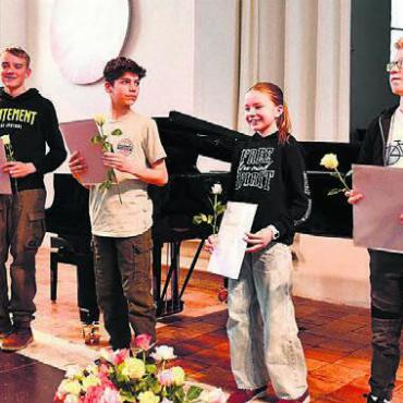 Leistung mit viel Applaus honoriert - In der Kategorie Schlagzeug erreichte Adrian Amstutz das mCheck-Zertifikat der höchsten Stufe sechs. Von links: Pascal Berger, Moreno Laubacher, Dana Keusch, Jost Warkentin. Es fehlt Adrian Amstutz.