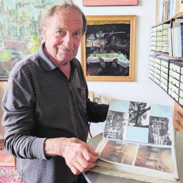 Bremgartens Architekt - Über seine zahlreichen Projekte hat Othmar Schaufelbühl fein säuberlich Buch geführt. Zu fast jedem Haus in Bremgarten weiss der 90-Jährige eine Geschichte zu erzählen. Bild: Marco Huwyler