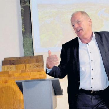 Mit Gaskraft überbrücken - Grossrat Stefan Huwyler durfte Stephan Attiger (rechts), Vorsteher des kantonalen Departements Bau, Verkehr und Umwelt, als Referent begrüssen. Bild: Thomas Stöckli
