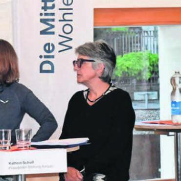 «Bewährtes weiterentwickeln» - Die Podiumsteilnehmenden lauschen den Worten des Leiters der Abteilung Volksschule (v. l.): Carmen Weber (Lehrerin und Praxisdozentin), Corina Businger (schulische Heilpädagogin), Kathrin Scholl (Präsidentin Bildung Aargau), Niels Hildebrandt (Schulleiter Primarschule) und Joelle Cattin (Schulsozialarbeiterin Oberstufe). Bild: Daniel Marti