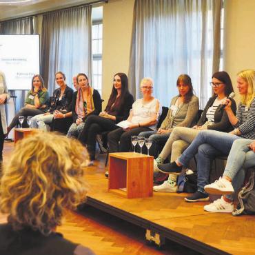 15 Frauen mit demselben Ziel - Allen 15 Podiumsteilnehmerinnen und Grossratskandidatinnen Platz einzuräumen – keine einfache Aufgabe für Moderatorin Celeste Blanc. Doch es gelang bestens. Bild: Annemarie Keusch