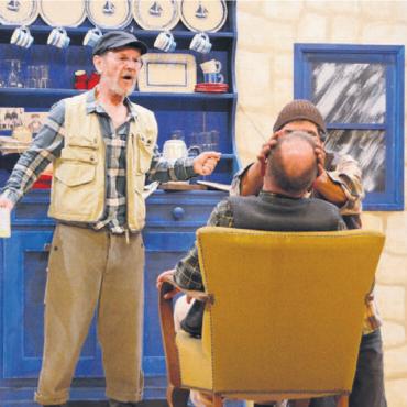 Jacky’s Improvisation ins Glück - Michael O’Sullivan (Josef Koller), stehend, und Jacky O’Shea (Pius Strickler) finden den vom Glück aus dem Leben gerufenen Ned Devine (Hanspeter Meier). Sie wollen ihren lieben Freund nicht ohne Lächeln auf seinen letzten Weg schicken. Was Jacky gleich umsetzt.