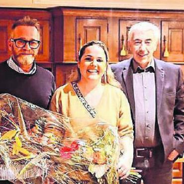 Etliche Erfolge gefeiert - Nationalrätin Martina Bircher sprach bei der SVP zur 13. AHV-Rente. Flankiert von Parteipräsident Roland Büchi (rechts) und Vizepräsident Renato-Raffaele Hübscher. Bild: zg