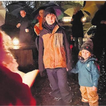 Beim Samichlaus zu Besuch - Die Kinder präsentierten dem Samichlaus vielfältige Versli. Bild: zg