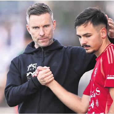 Klassisch ausgekontert - Trainer Alain Schultz (links) und Leonit Rexhaj kassieren gegen Küttigen eine vermeidbare Niederlage. Bild: awa/Archiv