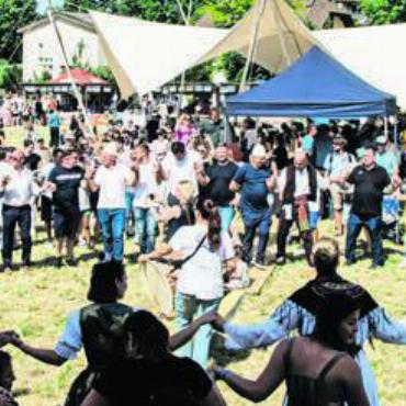 Einander näherkommen - Die letzte Ausgabe des Fests «Begegnung der Kulturen» fand vor zwei Jahren bei bestem Wetter in Villmergen statt (Bild). Die Organisatoren hoffen, dass die siebte Ausgabe ebenso fröhlich und bunt wird. Bild: Archiv