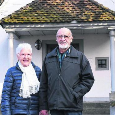 Wie eine Liebesgeschichte - Eindrückliche Treue über fast vier Jahrzehnte: Astrid und Toni Brunold vor «ihrer» Kapelle in Anglikon, nun geht das Sakristan-Ehepaar in Pension. Bild: Daniel Marti