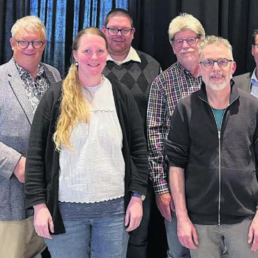 Immer noch mehr - Geschäftsführer Salvatore Doki zusammen mit dem bestätigten Vorstand Christoph Käppeli, Cornelia Schüpbach, René Küng, Erwin Gerber, Martin Jirovec, Christian Wyss und Daniel Räber (von links). Bild: Walter Minder