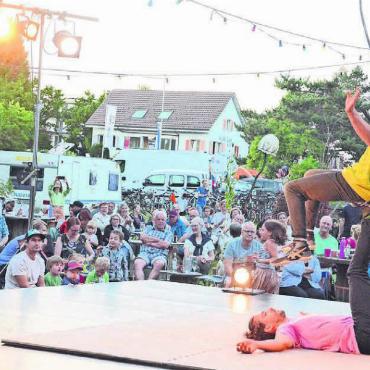 Zum Schutz der Bünz - Dank der Sommerbar wird das sonst meist leere Isler-Areal zum beliebten Treffpunkt der Wohler Bevölkerung. Das kulturelle Programm wie beispielsweise das artistische Bühnenfestival Nousu (Bild) lockt stets viel Publikum an. Das Bauprojekt der Stach AG gefährdet nun diese Idylle. Bild: Archiv