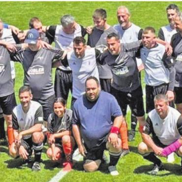 Inklusion bei Fussballspiel - Die Senioren des FC Wohlen und das Team des FC Fortuna Integra im vergangenen Jahr beim gemeinsamen Mannschaftsfoto. Bild: zg