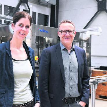 Neuer Schub für das Bünztal - Nach der Erarbeitung des Konzeptes in den Jahren 2023 und 2024 startet nun die Wirtschaftsförderung Bünztal: Die Leiterin Claudia Heger und Arsène Perroud, Präsident des Regionalplanungsverbandes Unteres Bünztal. Bild: Daniel Marti