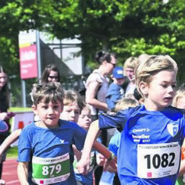 Eine Banane reicht nicht - Die Kinder rennen ehrgeizig um den Sieg, die Eltern sind mit viel Stolz am Streckenrand. Für die kleinsten Teilnehmer ist der Pfingstlauf ein bleibendes Erlebnis.