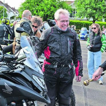 Gesegnet unterwegs zur Freiheit - Heitere Segnung für Gefährt und Fahrer. Bild: Albert Schumacher