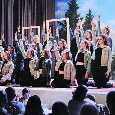 Unterwegs mit dem Samichlaus - Die Gymnastik-Gruppe bot verschiedene Tanznummern in unterschiedlichen Outfits.