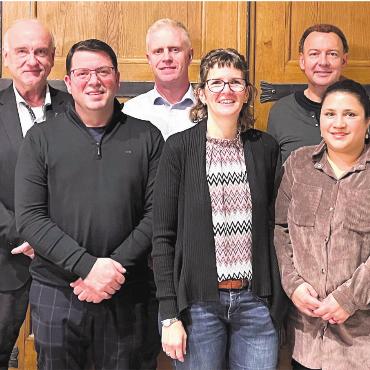 Fusion bietet viele Vorteile - Die Katholische Kirchenpflege Bremgarten, von links: Pastoralleiter Andreas Bossmeyer, Leo Lazraj, Stephen Clifford, Präsidentin Raphaela Lerch, Marc Bundi und Juliana Bircher. Bild: Walter Minder