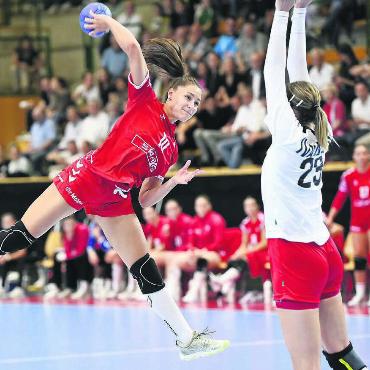 Gautschi ist richtig gut drauf - Dynamisch, sprunggewaltig und in Topform. Daphne Gautschi zeigte beim Spiel gegen Österreich eine tolle Leistung und erzielte vier Tore. Bild: Alexander Wagner