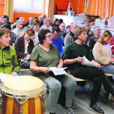 Der Kampf ums Mikrofon - Christian Roth (rechts), Co-Präsident des Vereins Tellspiele und Produktionsleiter des noch namenlosen neuen Stückes, freut sich über das grosse Interesse am Mitmachen. Wer den Infomorgen verpasst hat, aber gerne mitwirken möchte, kann sich noch bis zum 16. Dezember melden. Bild: Chregi Hansen