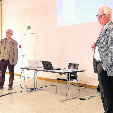 Der Hausarzt als Auslaufmodell - Dr. Roland Schumacher (l.) und GAV-Präsident Raymond Tellenbach in der Diskussionsrunde «Was könnte Ihre Gemeinde tun?». Bild: Walter Minder