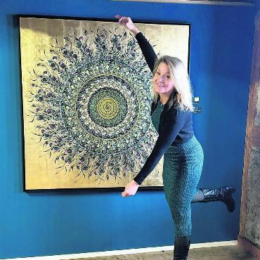 Viel mehr als Esoterik - Die Künstlerin Martina Schiffer zeigt eines ihrer aufwendigen und vielseitigen Mandalas. Bild: zg