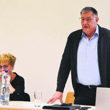 Kein Waldpreis, geänderte Statuten - Erstmals führte Pius Wiss als Präsident von Wald Freiamt-Lenzburg durch die Traktanden. Für Protokoll und Rechnung ist Patricia Küng verantwortlich. Bild: Annemarie Keusch