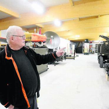 Mit viel Herzblut und Schweiss - Stiftungsrat und Vereinsmitglied This Hagenbuch führt durch die neue Halle, die morgen Samstag offiziell eröffnet wird. «Endlich haben wir mehr Platz», sagt er. Bild: Chregi Hansen