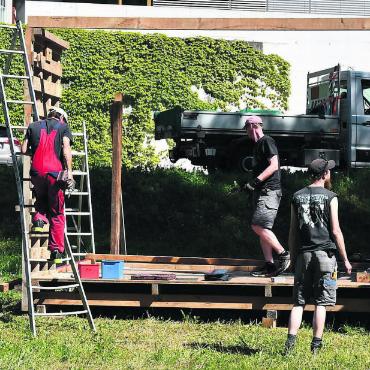 Sommerfeeling im Grünen - Die Vorbereitungen laufen auf Hochtouren. Die Bühne wurde aus dem Winterquartier geholt und für die Acts an der Sommerbar zusammengebaut. Bild: Monica Rast