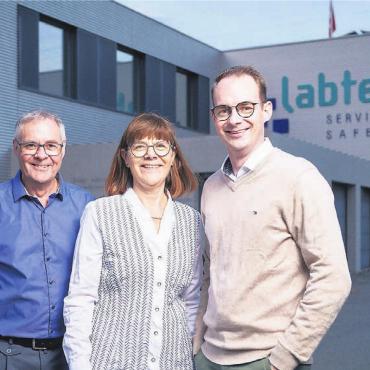 Aus Meier Arbeitssicherheit GmbH wird Labtec Safety AG - Generationenwechsel in Sicht. Beat und Elisabeth Lüthy mit Sohn Simon. Bild: Felix Schmidli