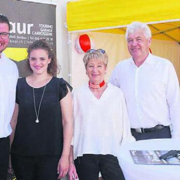 Opel und Suzuki präsentieren 2024 faszinierende Neuigkeiten - Mega-glücklich Pascal und Lena Baur (links), Silvia und Stefan Baur schätzten die persönlichen Kontakte mit treuen und neuen Kunden. Bild: rts