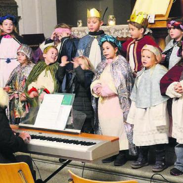 Gelungene Premiere - Mit seinen Liedern entzückte der Chor der kleinen Schüler die Zuhörer in der Kirche. Bild: chh