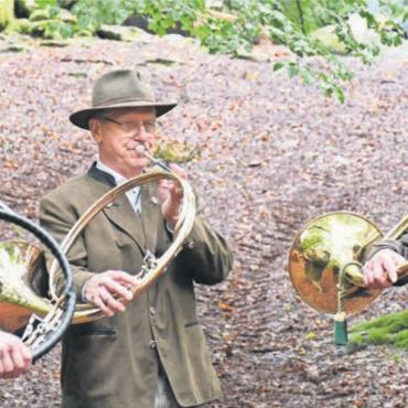 Erdmannlistein als Ersatz-Held - Die Jagdhornbläser Freiämter Dachse sorgten für eine feierliche Eröffnung des nationalen Tages der Bürgergemeinden beim Erdmannlistein.