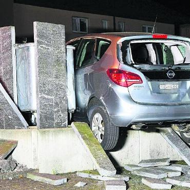 Vermeidbarer Unfall mit Todesfolge - Die Wucht des Autos war so gross, dass es die Granitstelen durchschlug. Bild: Archiv