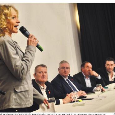 Bilanz aus Bundesbern - Der SVP Bezirk Muri um Präsidentin Nicole Heggli-Boder, Grossrätin aus Buttwil, ist es gelungen, vier Nationalräte nach Boswil zu locken. Von links: Thomas Burgherr, Andreas Glarner, Alois Huber und Christoph Riner. Bild: Thomas Stöckli