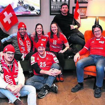 Botschafterin wird heiser - Unter den rund 2000 Fans war auch diese Wohler Gruppe mit einigen bekannten Gesichtern. Bilder: awa/zg
