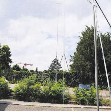 Hochhäuser neben dem Strohmuseum? - Die Parzelle neben dem Schweizer Strohmuseum gehört der Stach Investment AG. Ob das Landstück von der Ortsbürgergemeinde allenfalls gekauft werden kann, soll nun der Gemeinderat abklären. Bild: dm
