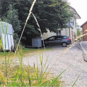 Es bleibt weiterhin eng - Ein kleiner Teil des Kiesparkplatzes des Restaurants Berghüsli wird für das Projekt benötigt. Bilder: Chregi Hansen